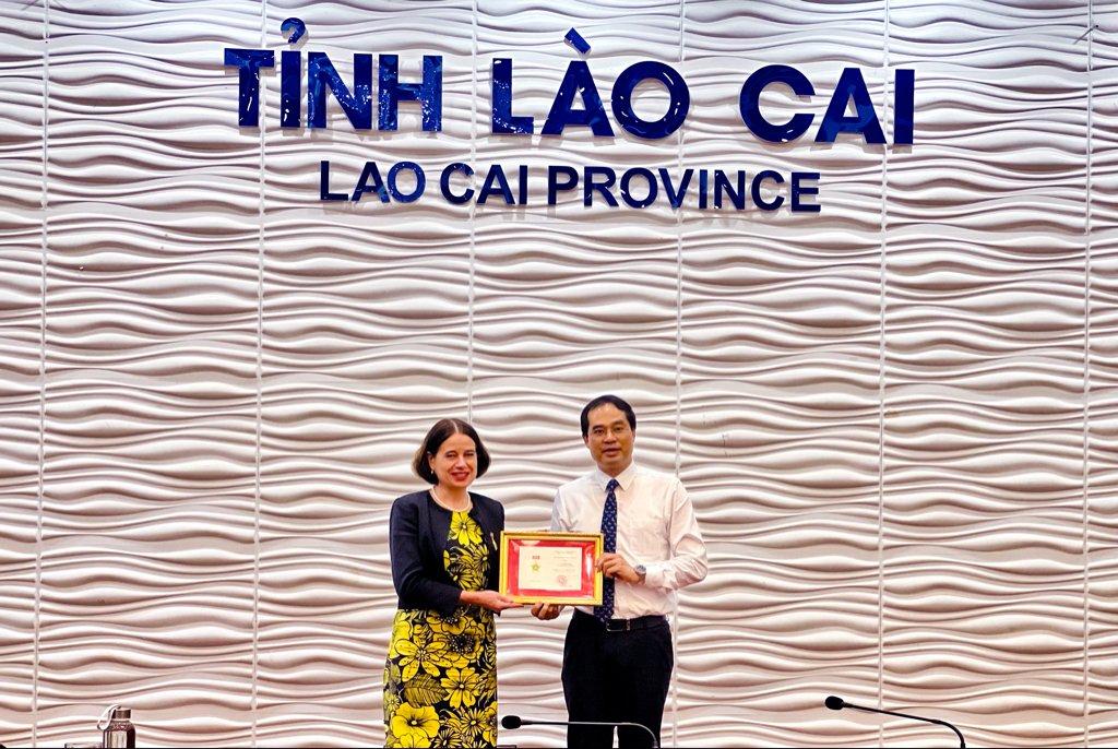 It was an honour to receive this medal from the Lao Cai People’s Committee in recognition of #Australia's ongoing development cooperation, and our shared commitment to pursuing greater #genderequality, #inclusiveeconomicgrowth and #sustainabledevelopment. #Aus4Vietnam