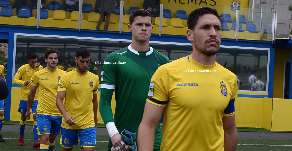 TintaAmarilla's tweet photo. Nuestros mejores deseos para el futuro de @arencibia6 
Como él dice, ahora le toca enseñar.
Capitán de @UDLP_Oficial Atlético (imagen de C. Torres)

"Me retiro con pena, pero valor más mi salud" 
https://t.co/lKR6BEUimq https://t.co/sCMI9xRzXu