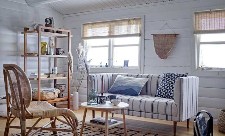 Cada día más se va palpando el verano en nuestro día a día, en nuestras rutinas... y también en nuestras casas. ¿Eres de los cambian la decoración del salón en función de la estación en la que estemos?

¿Qué opinas de los estampados marineros para esta época?

📷 <a href="/interioresmag/">Revista Interiores</a>