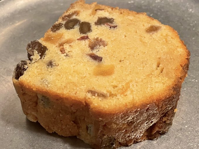 知り合いの女性からいただいたパウンドケーキ
しっとりずっしりでうまい
下戸なのにドライフルーツをラムに漬けすぎて食べられなくなってしまって回ってきたともいう
飲める人にはうまいw 