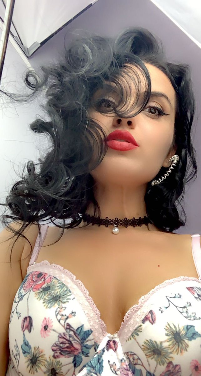 AdeleHolterOff's tweet photo. On line now! #brunette #brunettegirl #redlips #fullips https://t.co/pt7a8CEFSw