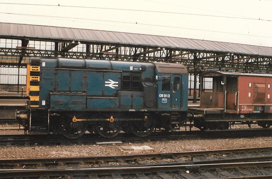 SalopianLyne's tweet photo. #DailyGronk Crewe Station 21st February 1988
British Rail Class 08 diesel shunter 08913 in BR Blue livery runs through the station with BR standard 20 Ton Brake Van DB954104 in tow.
#BritishRail #Class08 #BRBlue #Shunter #BrakeVan #trainspotting #Crewe π€ https://t.co/DvJOeTaj8I