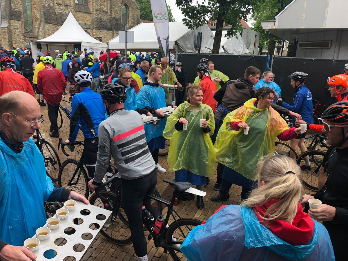Een lekker bakkie soep! Dat gaat er wel in met al die regen en de frisse temperatuur vandaag. Onze vrijwilligers staan tijdens de doorkomst van de #Fietselfstedentocht in #Bolsward klaar met bekers soep. Het wordt gewaardeerd door de deelnemers.