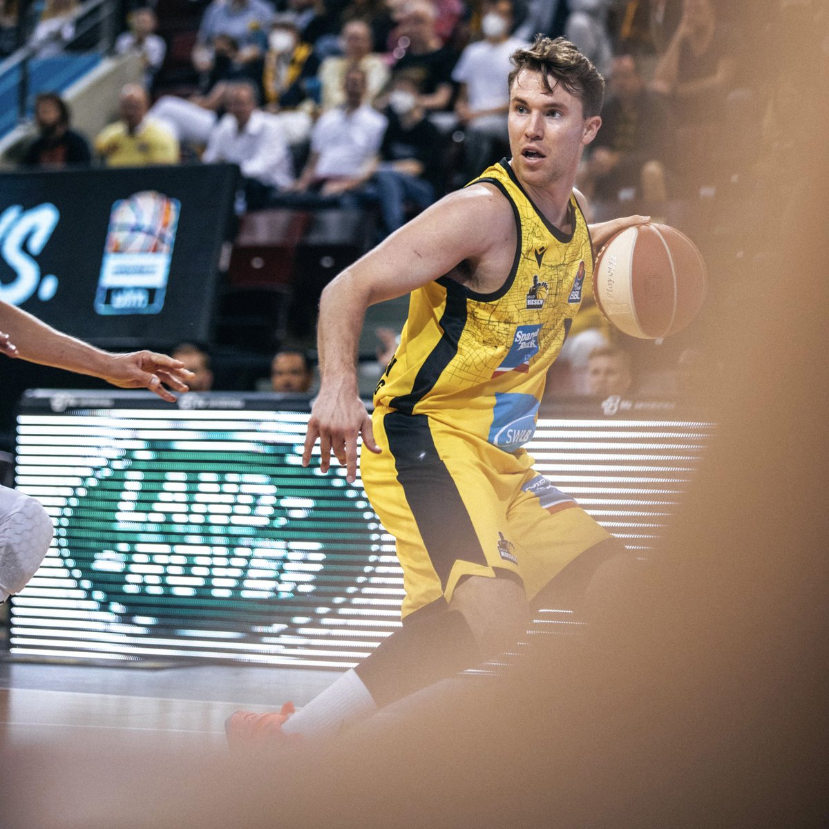 MHP_RIESEN's tweet photo. Gestern haben wir neben der Saison 21/22 auch einen ganz besonderen Menschen verabschiedet: Gegen @albaberlin bestritt @JordanHulls1 das letzte Spiel seiner aktiven Karriere und wird in Zukunft an der Seitenlinie bei @IndianaMBB als Team &amp; Recruiting Coordinator tätig sein. (2/5) https://t.co/9cdUYVxPuk