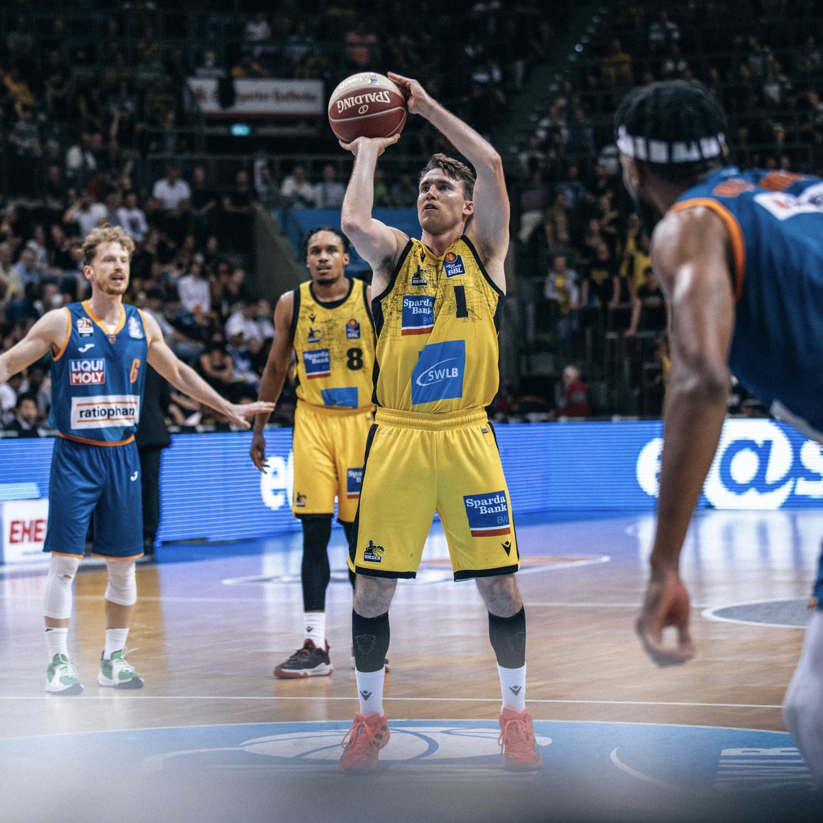 Gestern haben wir neben der Saison 21/22 auch einen ganz besonderen Menschen verabschiedet: Gegen <a href="/albaberlin/">ALBA BERLIN</a> bestritt <a href="/JordanHulls1/">Jordan Hulls</a> das letzte Spiel seiner aktiven Karriere und wird in Zukunft an der Seitenlinie bei <a href="/IndianaMBB/">Indiana Basketball</a> als Team &amp; Recruiting Coordinator tätig sein. (2/5)