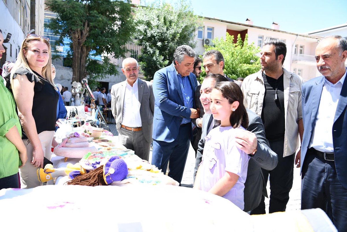 bismilbelediye's tweet photo. # Hayat Öğrendikçe Güzel #
 
Bismil Kaymakamı/Belediye Başkan V. Enver Hakan Zengince;

👩‍🎨🥻01-07 Haziran Hayat Boyu Öğrenme Haftası kapsamında;

📌 Büyükşehir Belediyesi ek binası bahçesinde  düzenlenen etkinliğe  katıldı. https://t.co/wa51FYrWJY