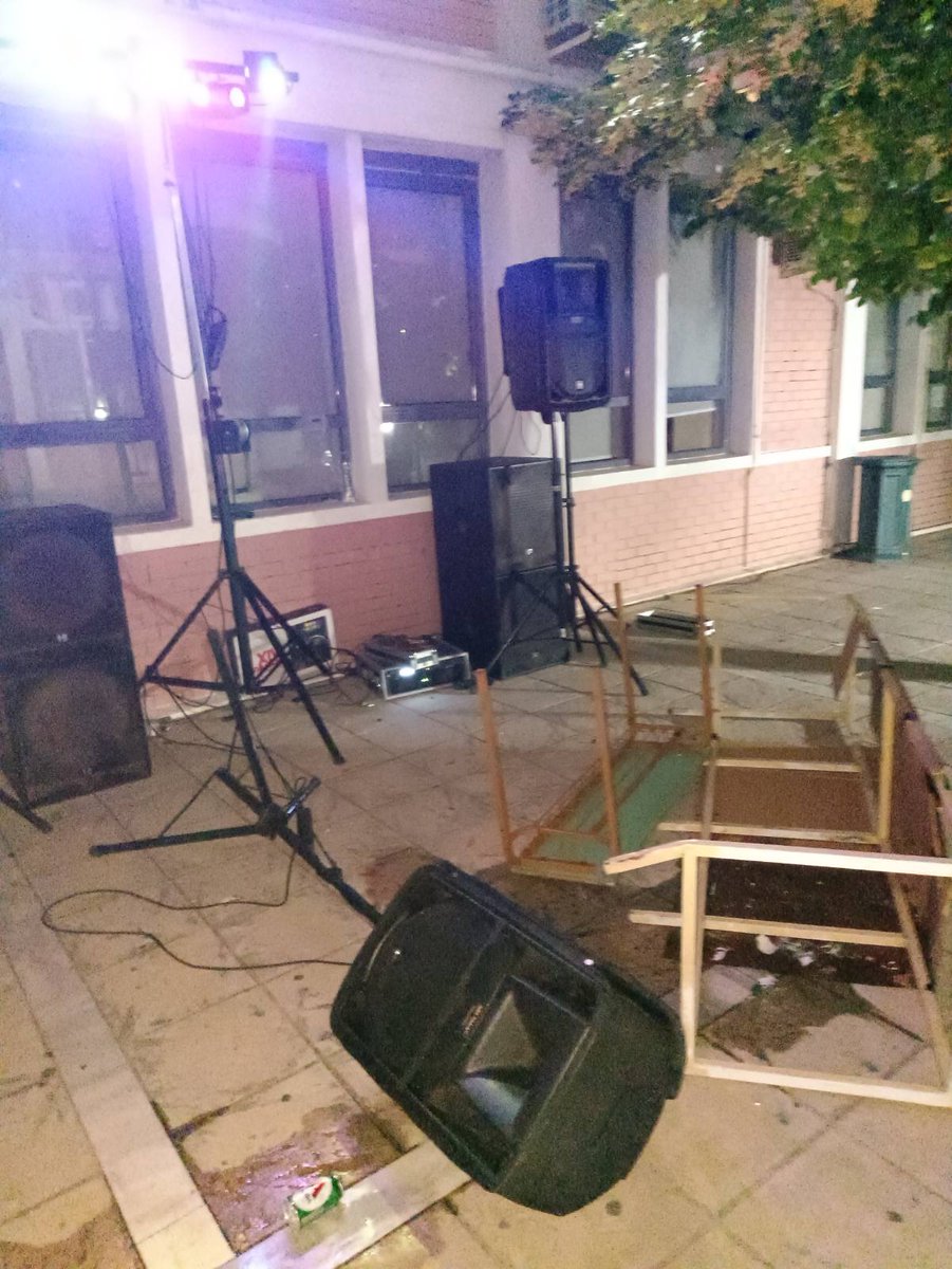 PANKS_PROJECT's tweet photo. Οι δράστες, φορώντας κράνη, εισέβαλαν στον χώρο της εκδήλωσης τα μεσάνυχτα, λίγα λεπτά πριν την έναρξή της. Κάνοντας επιδρομή με λοστούς και ρόπαλα, κατέστρεψαν εξοπλισμό της εκδήλωσης, εξαπέλυσαν ύβρεις και απειλές πετώντας γυάλινα μπουκάλια σε όσους βρίσκοντας στον χώρο. (2/3) https://t.co/wgJR4ysoKt