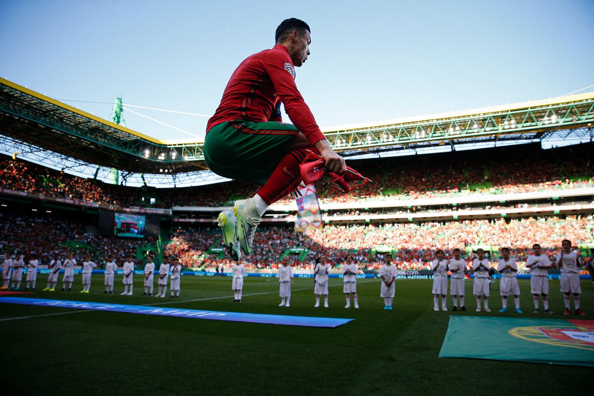 selecaoportugal's tweet photo. 𝙄 𝙢𝙪𝙨𝙩 𝙜𝙤, 𝙢𝙮 𝙘𝙤𝙪𝙣𝙩𝙧𝙮 𝙣𝙚𝙚𝙙𝙨 𝙢𝙚. 🦸‍🇵🇹 

#VamosComTudo #TeamPortugal #UNL https://t.co/a6HeQgesmR