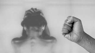 Des abus physiques, sexuels, psychologiques entre des personnes qui vivent ensemble, sont fréquents dans nos communautés. C'est notamment les violences conjugales qui se passent entre les partenaires sexuels. 

🟥Ces violences coutent la vie à plus d’une femme en #RDC 

(1/4)