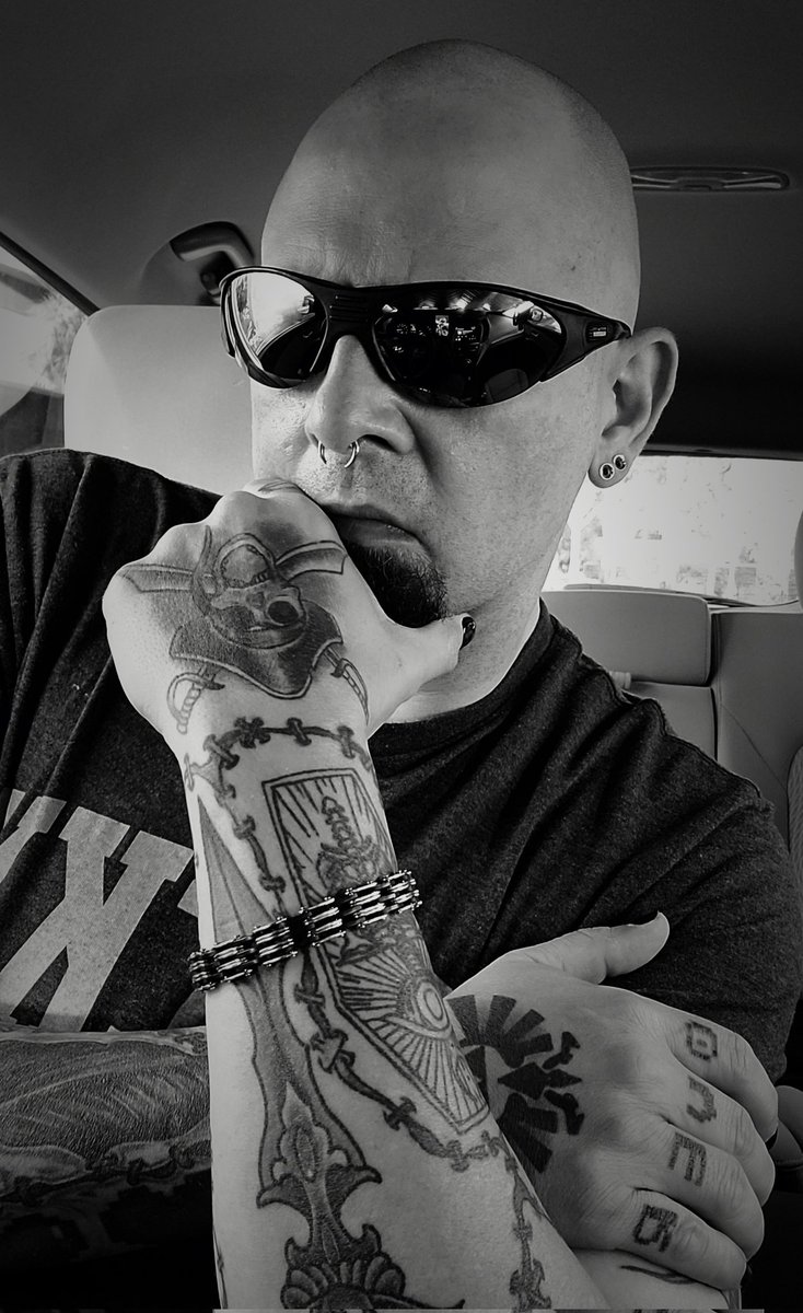 ForsakenParagon's tweet photo. Good Morning all my #TattooedFreaks and #GamerGeeks. Its another Mmmm Monday. 

#ParagonFam💀
#TattooedGamerFreak
#TwitchStreamers
#Affiliate 
#Twitch
#Gamer
#Razer
#Elgato
#HyperX
#Dubby https://t.co/K268H53U8g