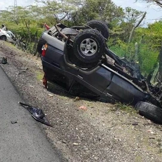AccidentesVE's tweet photo. #internacionales Son cinco las personas muertas en un accidente de tránsito que se registró en el kilómetro 54 en la vía entre el distrito de Riohacha y el municipio de Maicao, donde se estrellaron dos vehículos, ambos con varios ocupantes.

Según testig… https://t.co/JKEaCtTHbv https://t.co/ZwUmts8VDs