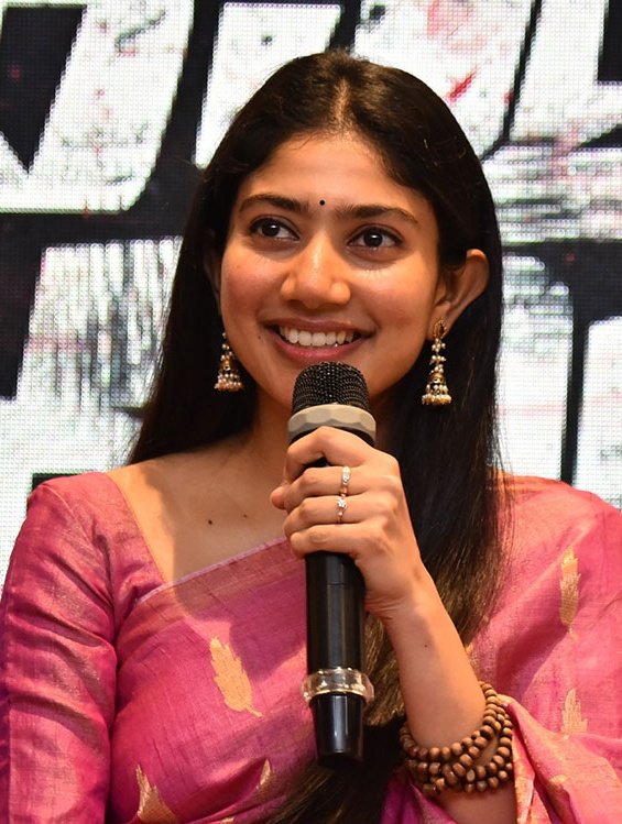 SaipallaviFC's tweet photo. Shrushtike Addam Choopaga Puttinademo Naari Sukumari 🙏♥

@Sai_Pallavi92 #SaiPallavi
#VirataParvam Pressmeet https://t.co/D0ShLCNczH