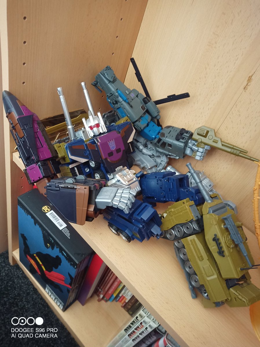 Kureigu8's tweet photo. Don't look at me like that big guy, I'm just borrowing Swindle for a bit. #Transformers #MMC #Assaultus #G1 #Bruticus #Combaticons #Decepticons #toyphotography https://t.co/hNfeKIH8pM