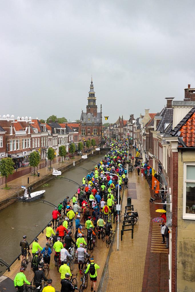 Het centrum van #Bolsward stroomt vol met deelnemers die de noordelijke lus achter de rug hebben. En aan de gezichten te zien, was het zwaar. Het is een zware editie van de #Fietselfstedentocht... Respect voor jullie allemaal! Foto: Wilfred de Bruijn