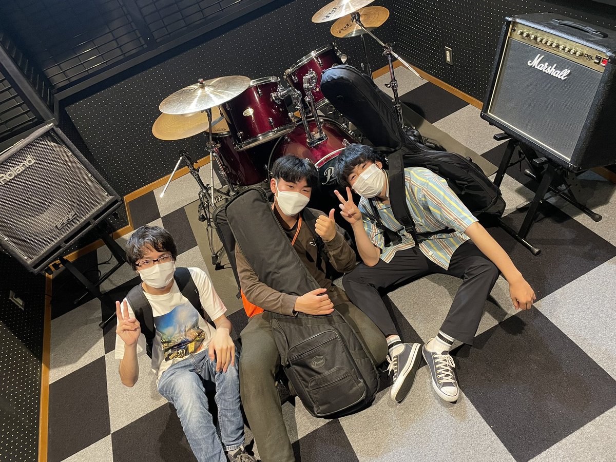 BookuTachi's tweet photo. ギターのそうだ噛み切りました。
このスタジオに会うなぁ https://t.co/1T5FN3iL4K