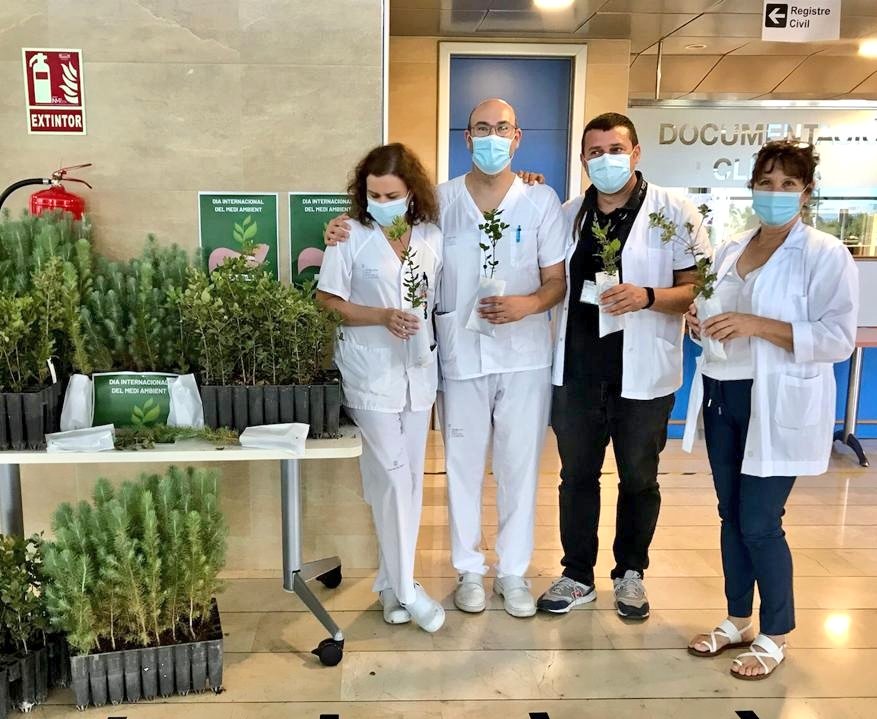 HospitaldeInca's tweet photo. 🏞️🌍 Ahir vàrem celebrar el #DiaMundialDelMedioAmbiente
🌲Avui a l'Hospital d'Inca et regalem un arbre perquè el plantis
@SalutGOIB @ibsalut https://t.co/nUatrkLVIc