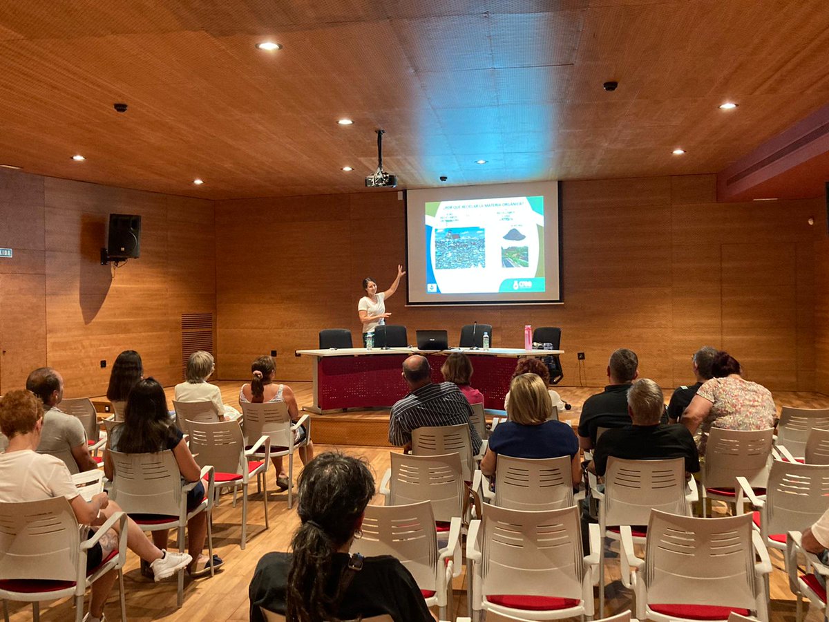 consorcio_crea's tweet photo. 🍂Seguimos ampliando el número de personas comprometidas con el programa de formación y entrega de kits gratis para Compostaje Doméstico! Como en #Sax, donde se han sumado 15 nuevas familias. ¡Muchas gracias por vuestra colaboración! @VillaDeSax
#CREAmosFuturo
#CREAndoCompost https://t.co/l2JsjCPX9J