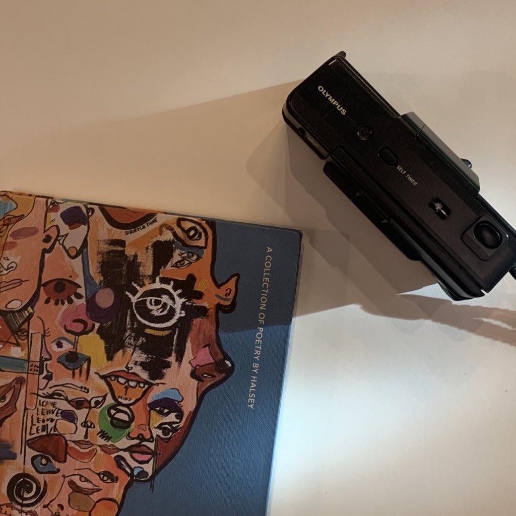leclandestine's tweet photo. มาป้ายยาหนังสืออีกหนึ่งเล่มที่เราชอบจนอยากขาย 📚 เล่มนี้เป็นหนังสือปกแข็งสีฟ้าชื่อว่า I Would Leave Me If I Could ถูกเขียนโดย Halsey อาจมีบางคนคุ้นเคยในภาพลักษณ์นักร้องสาว หรือเคยเห็นลายเส้นนี้ผ่านตา ส่วนตัวเราชอบลายเส้นมากเพราะมีเสน่ห์จนสะดุดตา https://t.co/Ww36ALUBgt