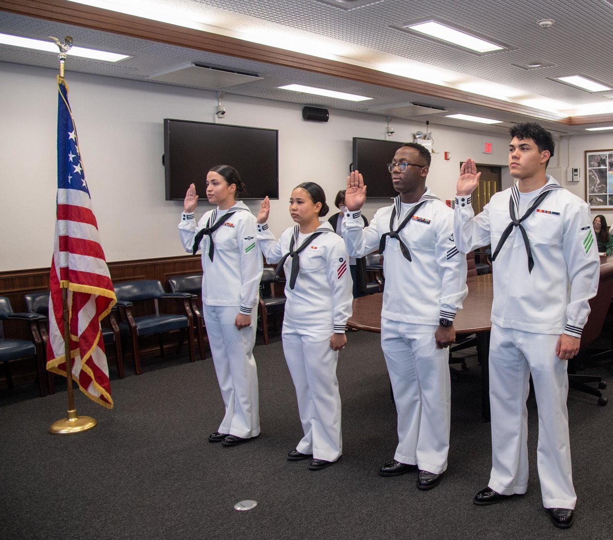 Ready to serve. 🇺🇸 #MondayMotivation 

Sailors assigned to #USSAmerica (LHA 6), #USSNewOrleans (LPD 18) and Naval Beach Unit 7 pledge the Naturalization Oath of Allegiance to the United States of America during a naturalization ceremony at Commander, Fleet Activities Sasebo.