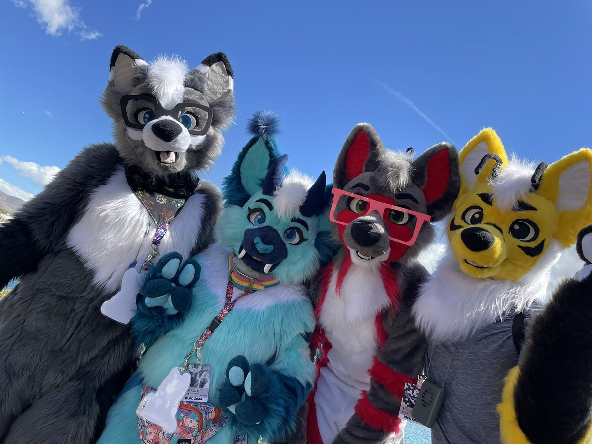 ZeppelinCoyote's tweet photo. Another BLFC came and went, and it was a blast- i wouldn’t have traded this year for the world. i’m so glad i got to see so many of my friends💕 I’ll see you lovely individuals next year! https://t.co/DK5Fyuf3M5
