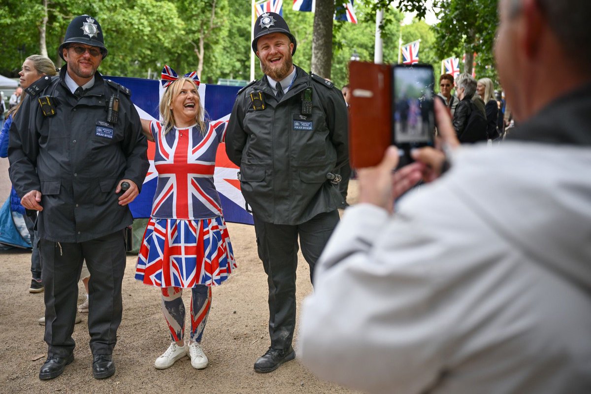 ukhomeoffice's tweet photo. Thank you to all our police officers and front line staff helping to ensure a safe, secure and spectacular #PlatinumJubilee celebration right across the country. 👏
 
A truly historic weekend 🇬🇧👑 🎉
#HM70 https://t.co/QgjkWTC1pn