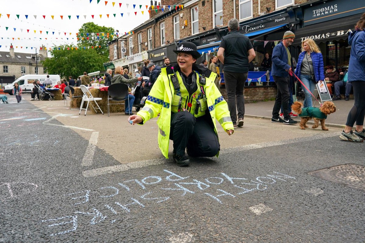 ukhomeoffice's tweet photo. Thank you to all our police officers and front line staff helping to ensure a safe, secure and spectacular #PlatinumJubilee celebration right across the country. 👏
 
A truly historic weekend 🇬🇧👑 🎉
#HM70 https://t.co/QgjkWTC1pn