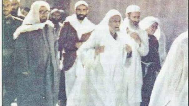 Sami Efendi Hazret, Musa Topbaş Efendiye "Kapıda biri var acıkmış yemek getirseniz"buyuruyorlar.
Üç kere çıkıyor, kimseyi görmüyor. Bunun üzerine Sami Efendi eliyle kapıdaki köpeği işaret ediyor.
Nezaketlerinden köpek demiyor biri diyorlar.

Âh nezâket
Kaybettiğimiz o asil üslup.