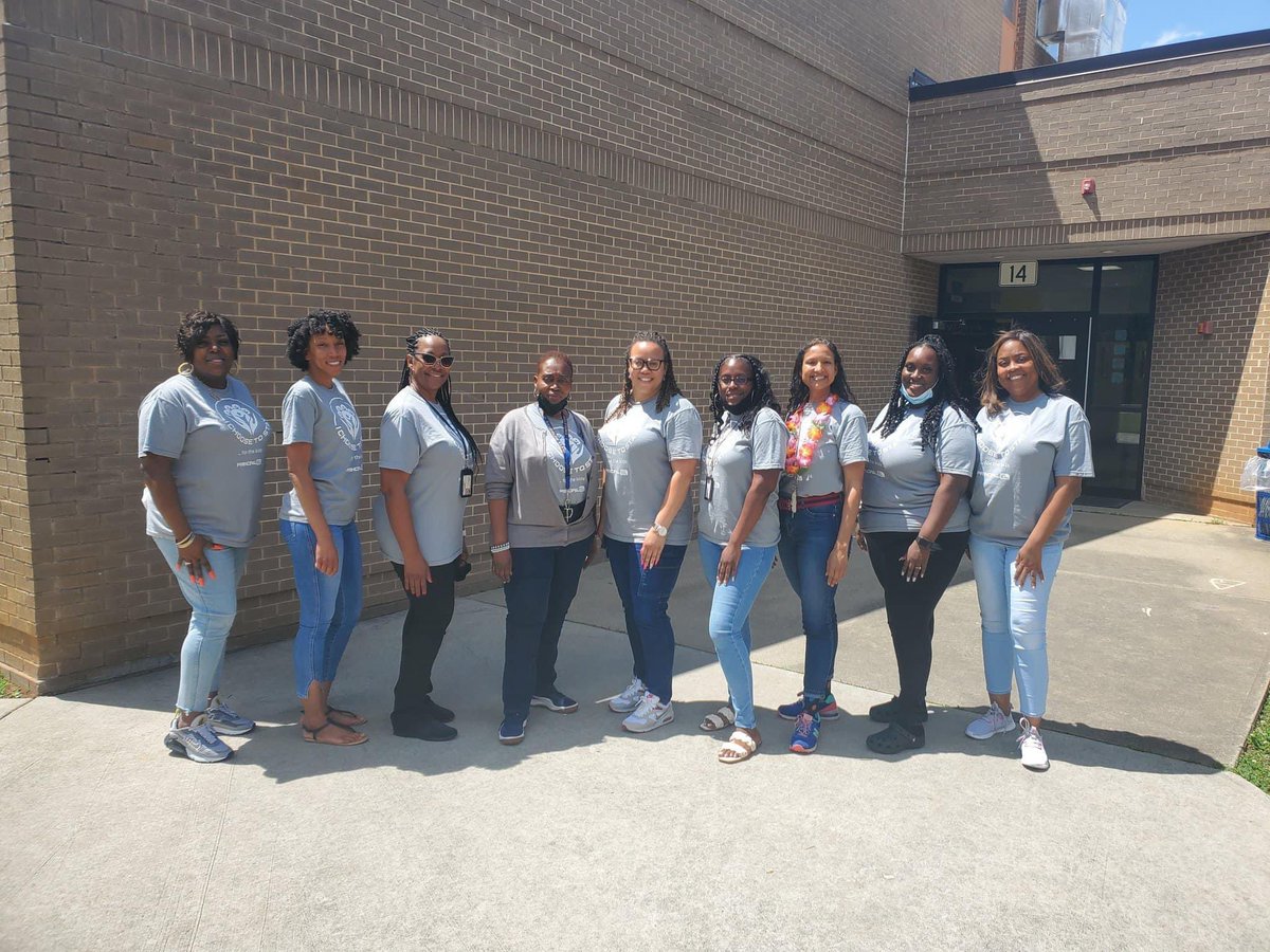 Principal_EL's tweet image. @Stephanie_Gordy So excited to be in #Georgia! I was honored recently when these GA teachers sent me pics of them in #IChooseToStay shirts and holding books I signed for them! Can’t wait to meet the amazing #leaders at @Griffin_RESA Summer #Leadership Conference today! #GRESA