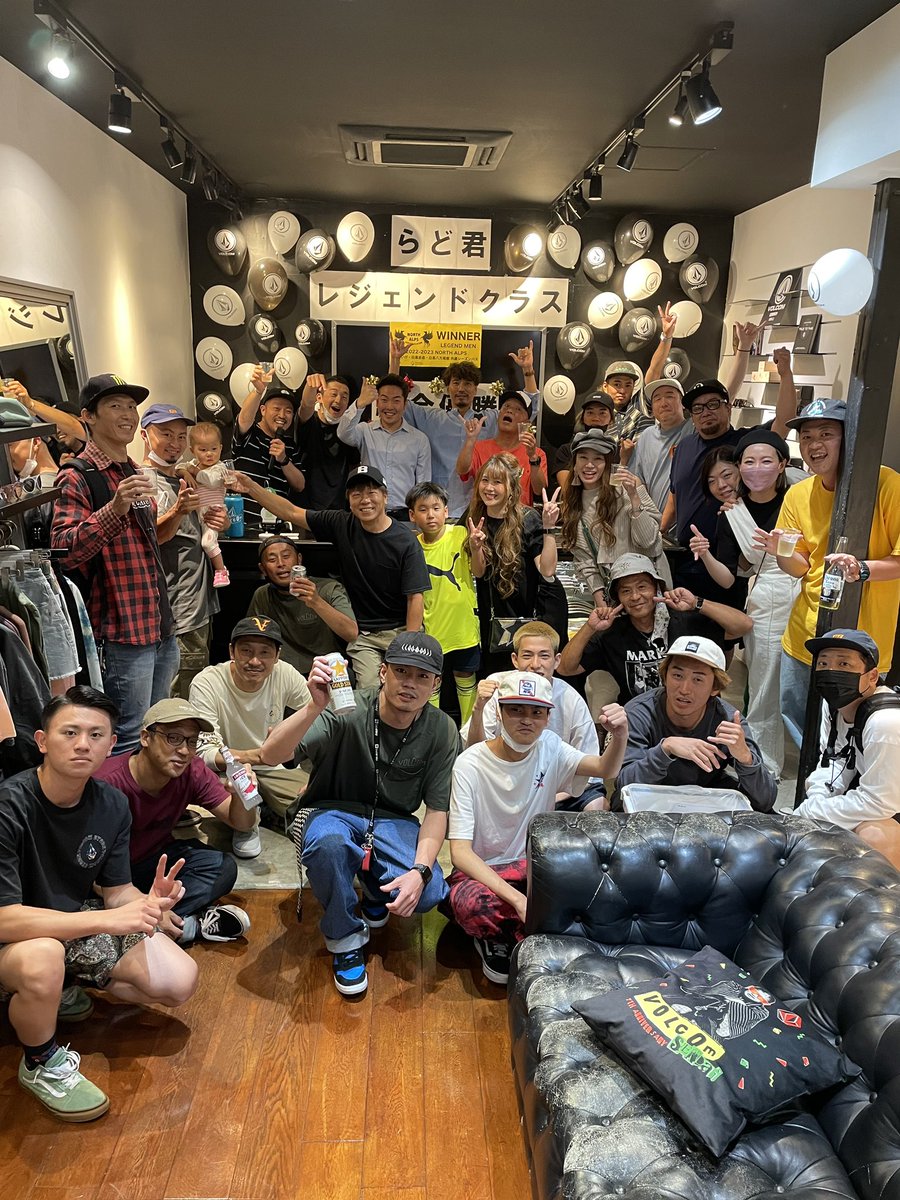 REGULATOR_CREW's tweet photo. ノースアルプスバンクドスラロームシリーズ戦レジェンドクラス総合優勝 ラド氏 の祝勝会を #VolcomFirstFriday に合わせて開催◎ VOLCOM OSAKA FAMILYに素晴らしい仲間がいることに感謝する素晴らしい夜でした。
#volcom #ボルコム https://t.co/XU7UIwWz0s