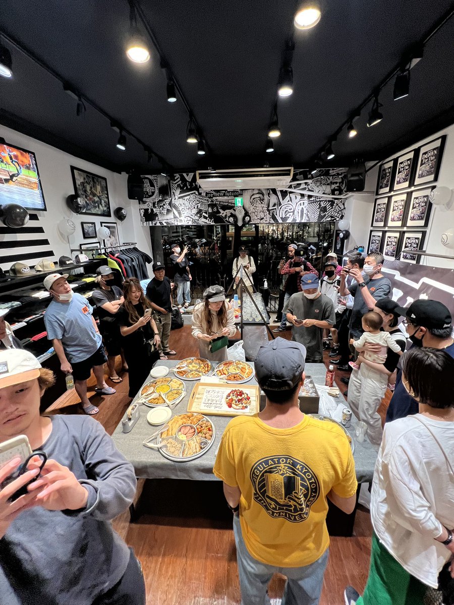 REGULATOR_CREW's tweet photo. ノースアルプスバンクドスラロームシリーズ戦レジェンドクラス総合優勝 ラド氏 の祝勝会を #VolcomFirstFriday に合わせて開催◎ VOLCOM OSAKA FAMILYに素晴らしい仲間がいることに感謝する素晴らしい夜でした。
#volcom #ボルコム https://t.co/XU7UIwWz0s