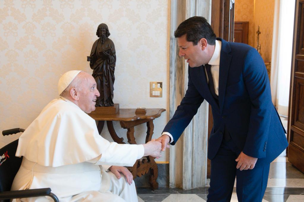 FabianPicardo's tweet photo. I was greatly honoured today to be received in Private Audience today by His Holiness, Pope Francis at the Vatican. I was accompanied by my wife Justine and our children, who also had the opportunity to greet Pope Francis. Photos: Servizio Fotografico Vaticano. https://t.co/qhpyWDNg2U
