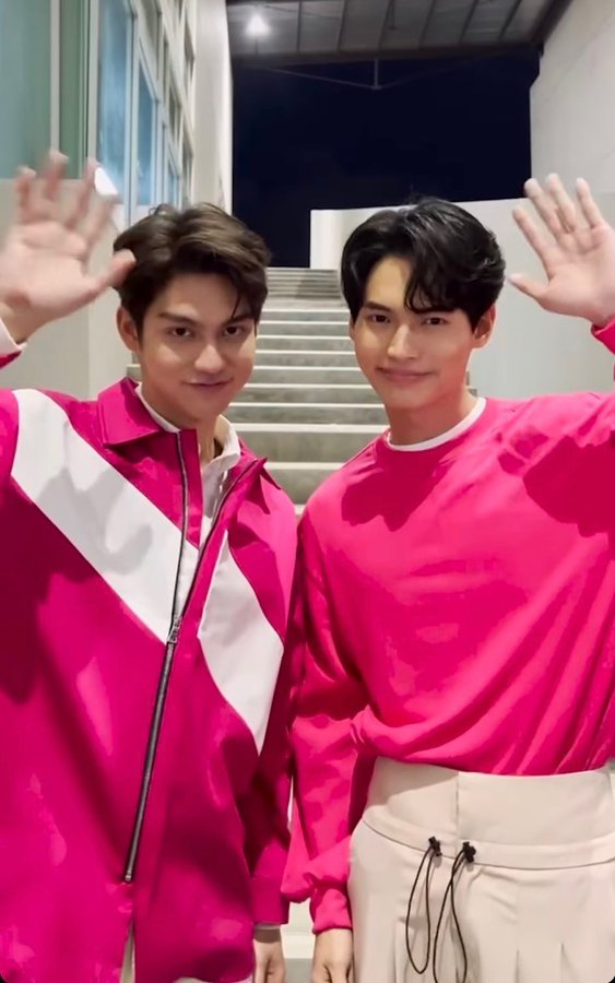 youcallmelips's tweet photo. OMG BRIGHTWIN IN PINK!!!! #Lazada66MasterShow https://t.co/GxDJXUDv5T