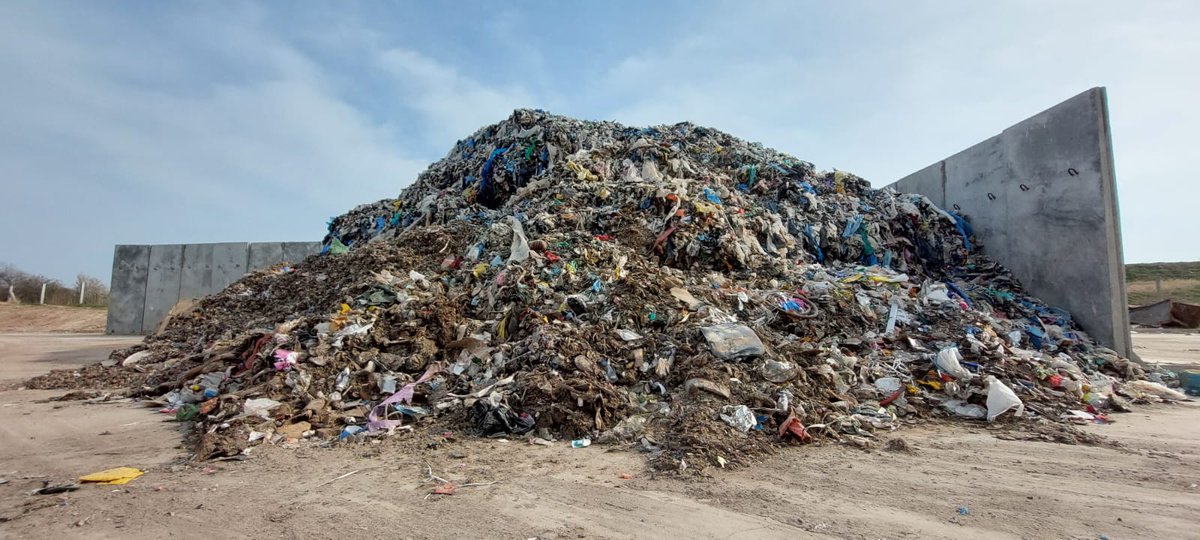 SeparaPagaMenos's tweet photo. ¿Sabías qué…? 🤔
El residuo recogido separadamente para #reciclar supone APROVECHAR RECURSOS y enviar menos residuos al vertedero, lo que se traduce en 👇
➖ IMPACTOS directos SOBRE EL #MedioAmbiente y menos emisiones de gases de efecto invernadero 🌍

Por un #gijon más bonito https://t.co/yNfW2UqAS1