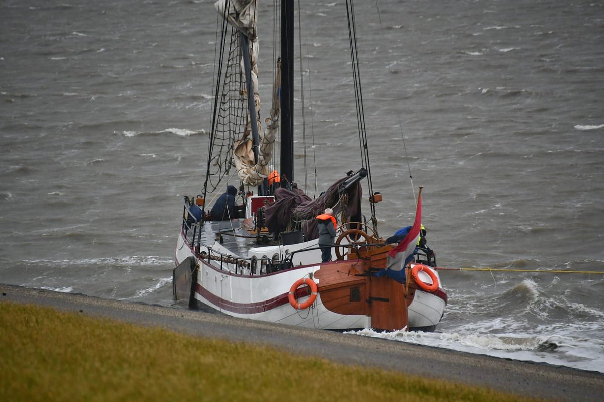 Charterschip strandt op dijk Harlingen. Artikel &amp; foto's online op Scannernet: scannernet.nl/nieuws/actueel…