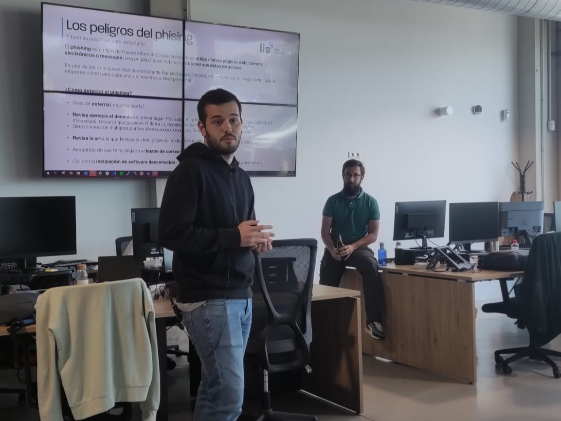 LIS_Data_ES's tweet photo. 👉🏻En LIS hemos recibido correos con intentos de #ciberataques, y ya sabemos el origen

👨🏻‍💻 Los cracks del equipo ITS nos han puesto a prueba con un simulacro de #phising

🍻 Han confesado en una nueva #trainingpints, en la que hemos ahondado en los principios de la #ciberseguridad https://t.co/G1i6DTASzJ