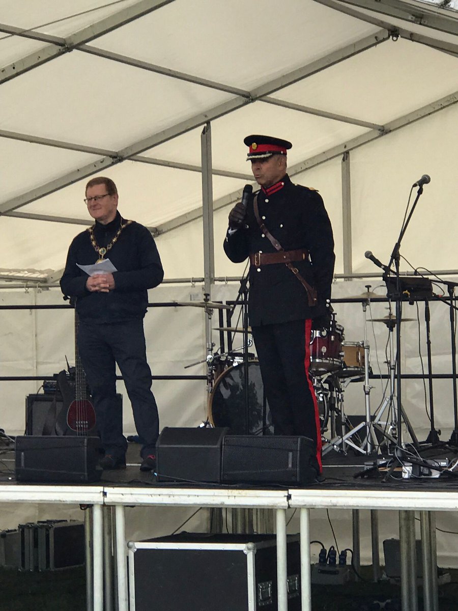 NorthantsLL's tweet photo. Deputy Lieutenant, Dominic Hopkins was delighted to attend the Queen’s Platinum Jubilee Big Picnic Lunch at Raunds yesterday and help the Mayor of Raunds, Cllr Levell judge the ‘Jubilee crown’ competition. A wonderful turnout and enjoyable afternoon. #NorthantsJubilee @RaundsTC https://t.co/UoHKTG9aYk