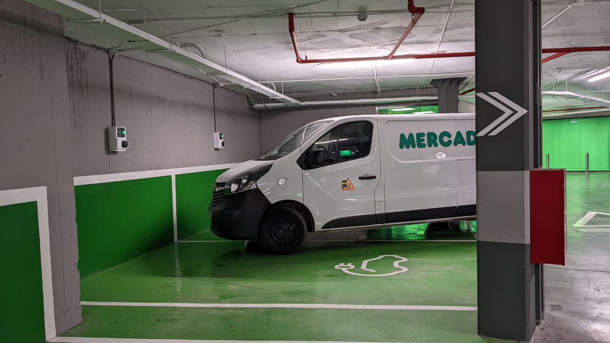 Hola <a href="/Mercadona/">Mercadona</a>!
Hoy en vuestro supermercado de Llucmajor (Mallorca).
Si ya cuesta que no aparquen vehículos de combustión o que se haga mal uso por otros vehículos eléctricos, ahora hay que luchar contra las furgonetas de reparto 🤦‍♂️
#Tesla #Fail