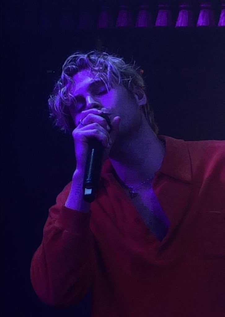 lukehnation's tweet photo. I just think that luke with purple lights https://t.co/h6DqJMUUSL