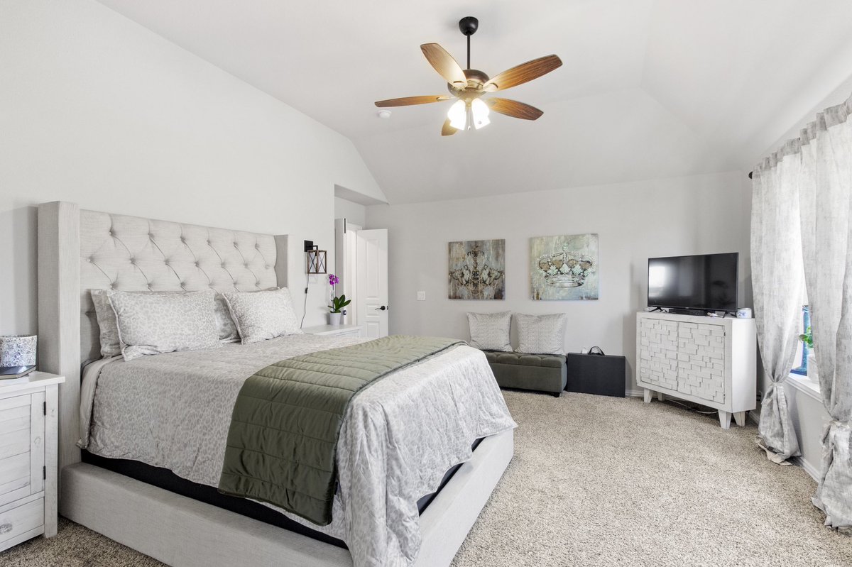 Take a look at my listing in Crowley, Tx! 🤠 

List price: $445,000

• 5 Bedroom
• 3.5 Bathroom

Message me for more information or private tours.