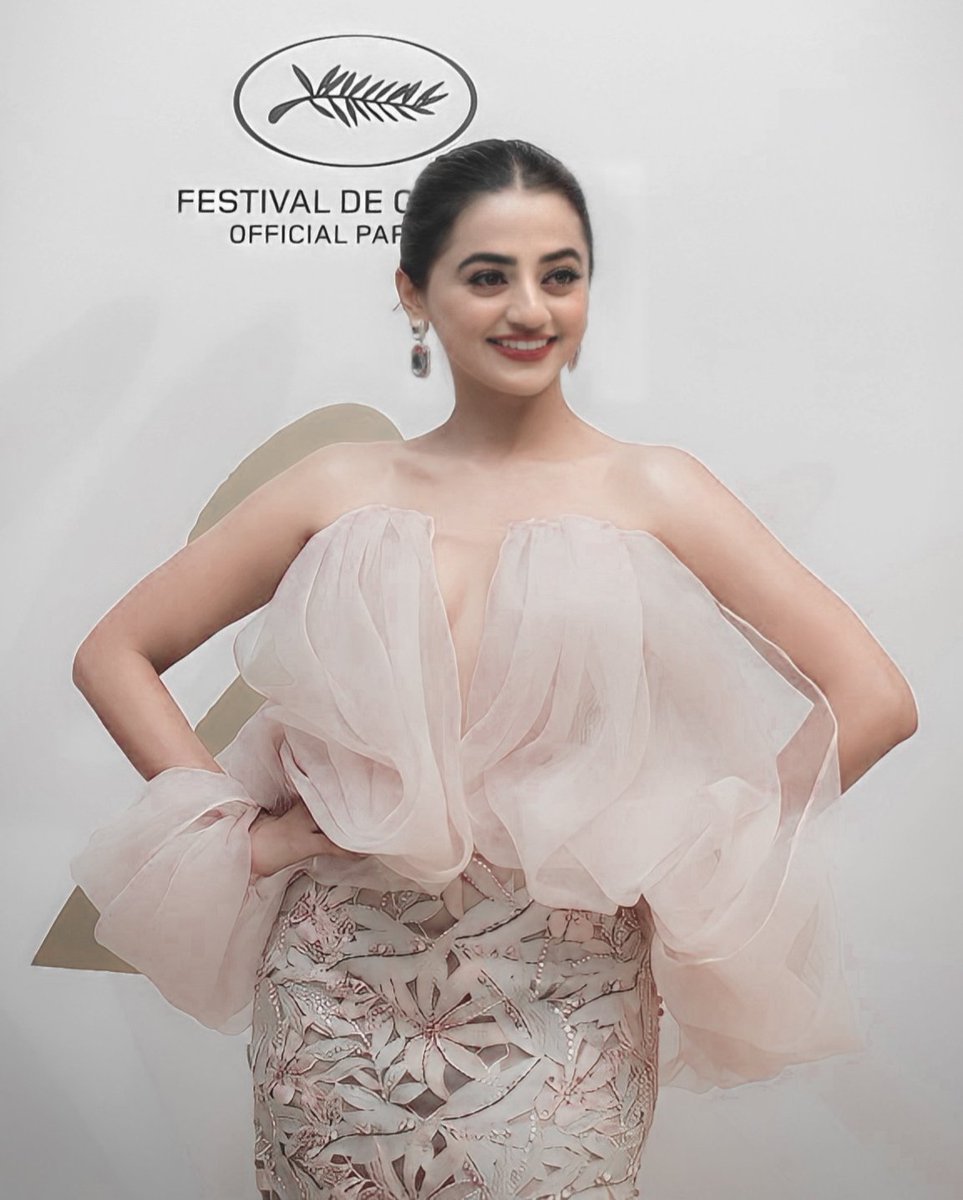 sidhedeep's tweet photo. No one in this world has a smile like my daughter 🧜🏻‍♀️🤍

#HellyShah #HellyHolics  #HellyKeLog 
#hellyshahatcannes
#hellyshahatcannes2022 https://t.co/q8vL0poxpn