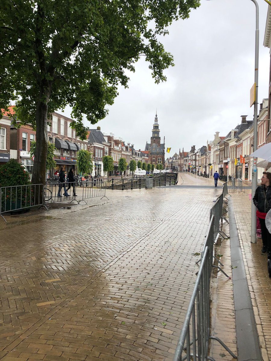 De Marktstraat in #Bolsward is leeg. De laatste twee stempels zijn zojuist gezet en daarmee is iedere deelnemer van de #Fietselfstedentocht aan de zuidelijke lus begonnen. Succes met de laatste loodjes!
