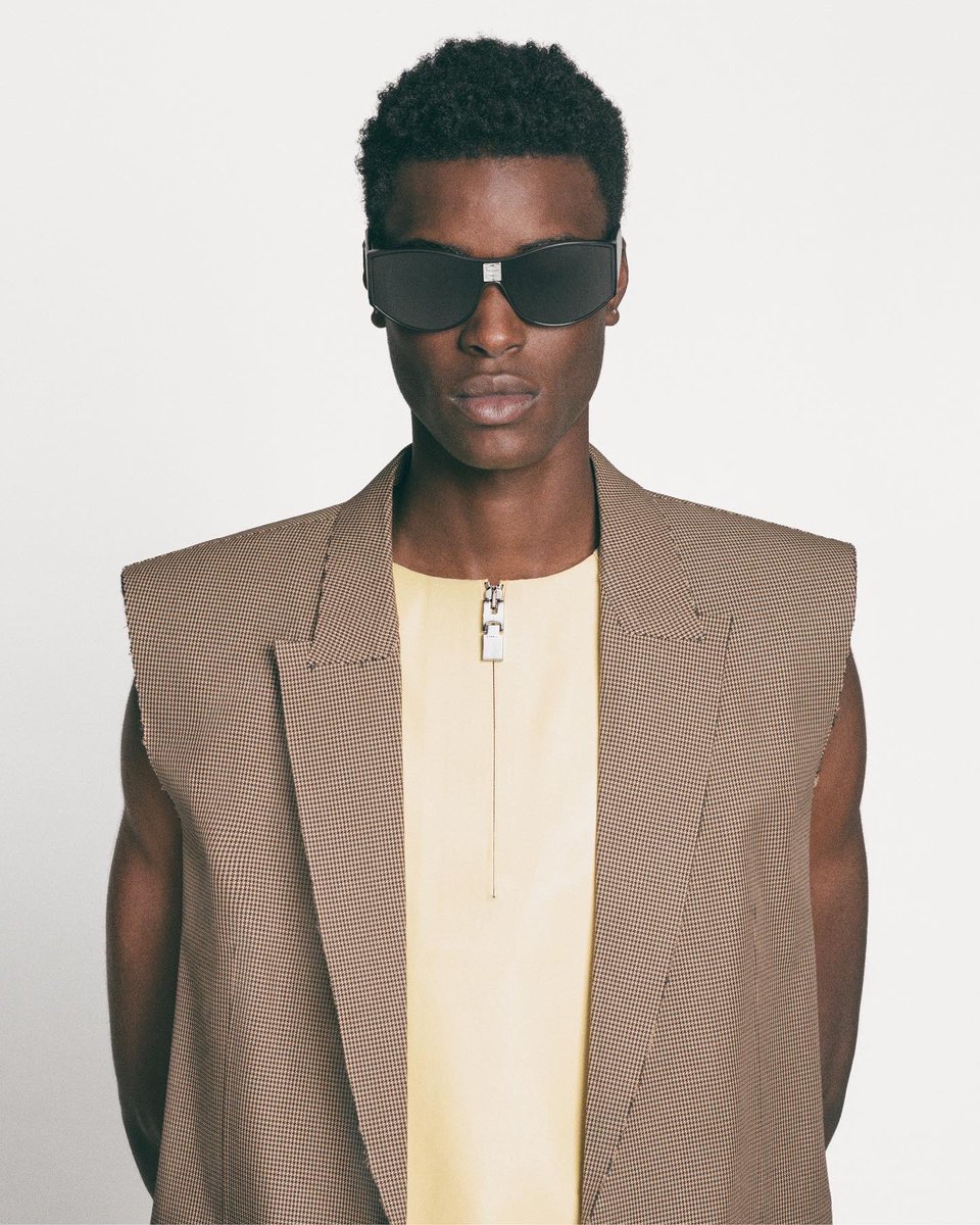Rinascente's tweet photo. La collezione sunglasses #SS22 firmata @givenchy è in #AnnexRinascenteMilano. Forme over e dettagli metallici, espressione dell'estetica secondo #matthewmwilliams. Scoprila in store nel pop-up dedicato!

#givenchySS22 #givenchysunglasses https://t.co/ScESHA8XhB