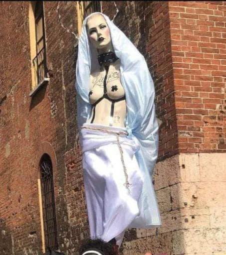 GiorgiaMeloni's tweet image. Immagini oscene dal Cremona Pride. Quali diritti si rivendicano offendendo la fede cristiana?