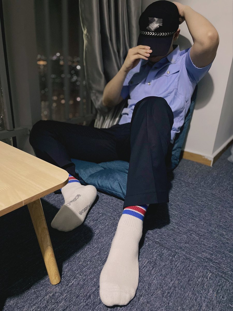 xiaohao45's tweet photo. 制服果然还是穿黑袜好看。
#gay 
#体育生 
#制服 
#警校生 
#白袜 
#黑袜 https://t.co/n70x2zvgA6