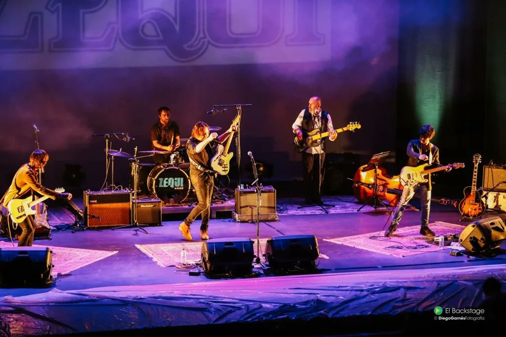 zequiband's tweet photo. Muchísimas gracias por convertiros en unos 'Intrusos' y compartir con nosotros el concierto presentación del nuevo disco el pasado 3 de junio en @TeatrodeMolina 

🎶⭐🎶

📸 @CharlieBalibrea
📸 @diegogarnes

#ZEQUINSTRUSOS https://t.co/NJDriQNHnp