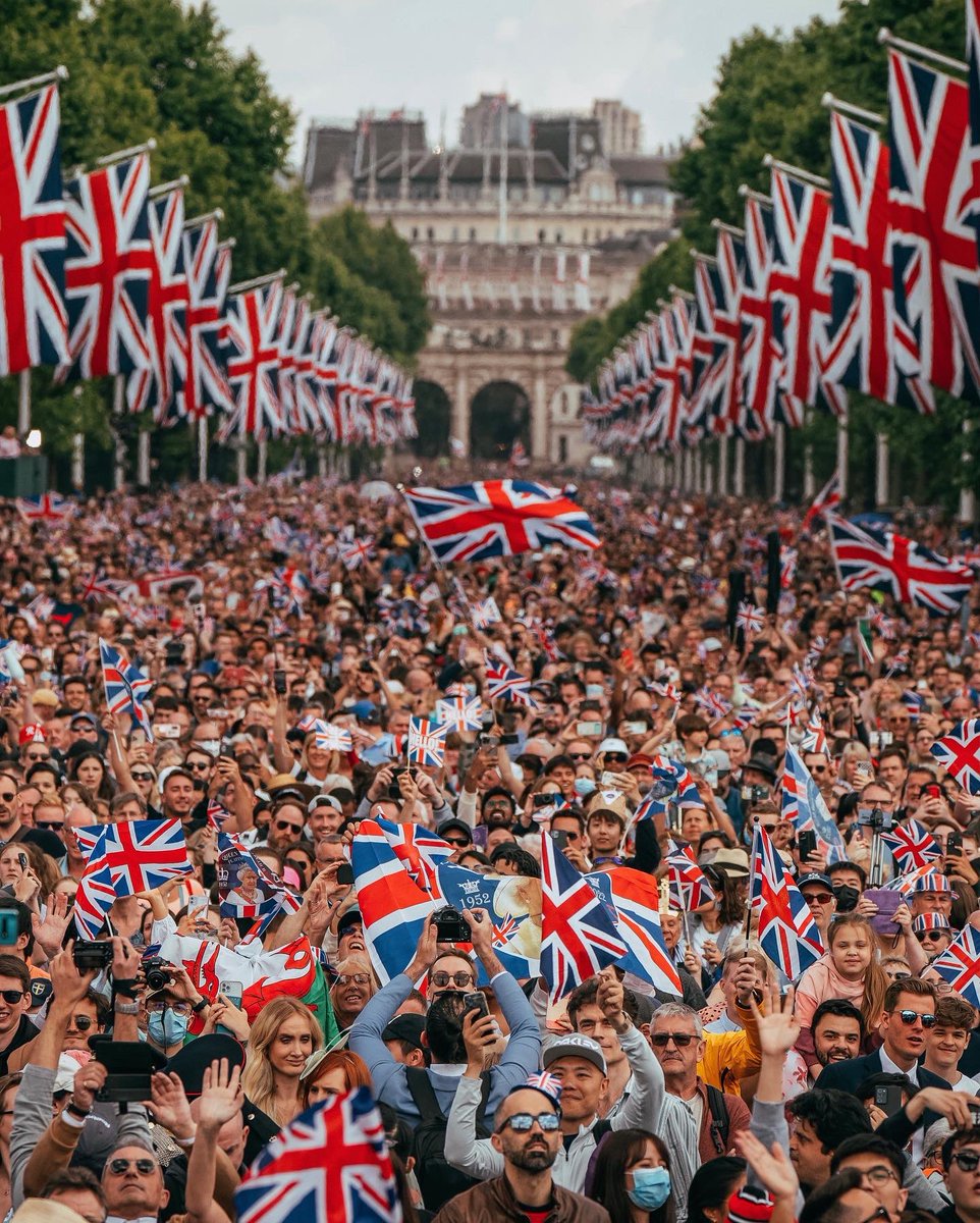 KensingtonRoyal's tweet image. What a fantastic weekend of celebrations. Seeing people across the nation coming together with family, friends and loved ones has been extremely special. (1/3)