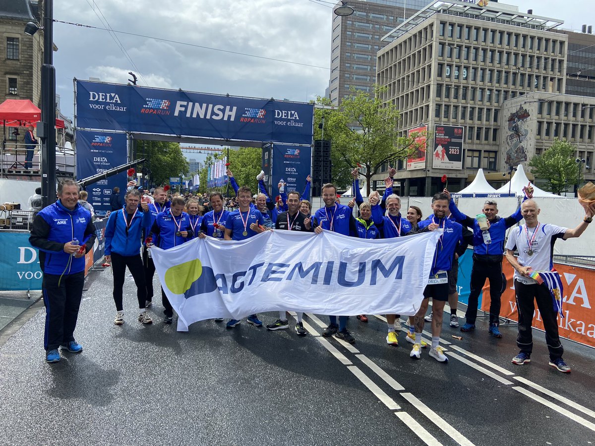 ActemiumRunners's tweet photo. Om 11.21 zijn we gefinisht bij de Erasmusbrug. Weliswaar weer in de regen maar verder zonder blessures en narigheid. Elk teamlid had z’n inbreng en zonder die inzet was dit mooie resultaat niet bereikt. https://t.co/vaYzihZE54