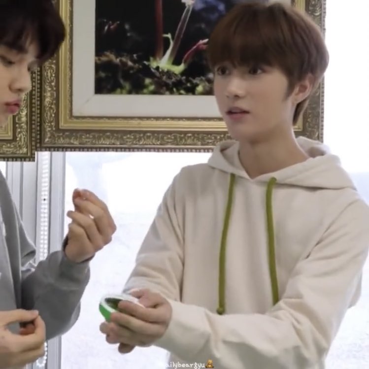 beomgyu sharing snacks with the staffs 🥹