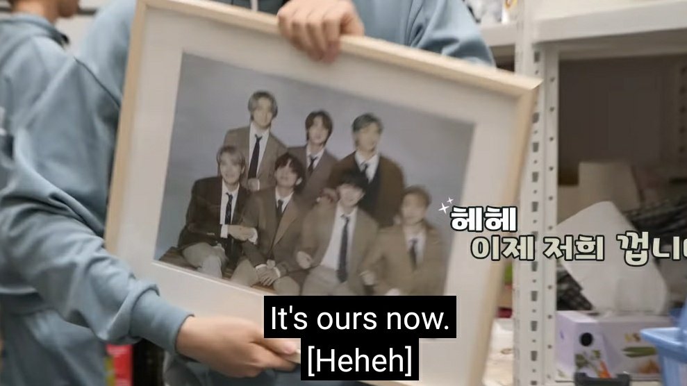 yeonfarie's tweet photo. CAN'T BELIEVE BEOMGYU AND HUENING KAI REALLY TOOK BTS' FAMILY PORTRAIT AND PLACED IT WITH THEM TO EAT TOGETHER 😭 https://t.co/E1bkJb6Ie0
