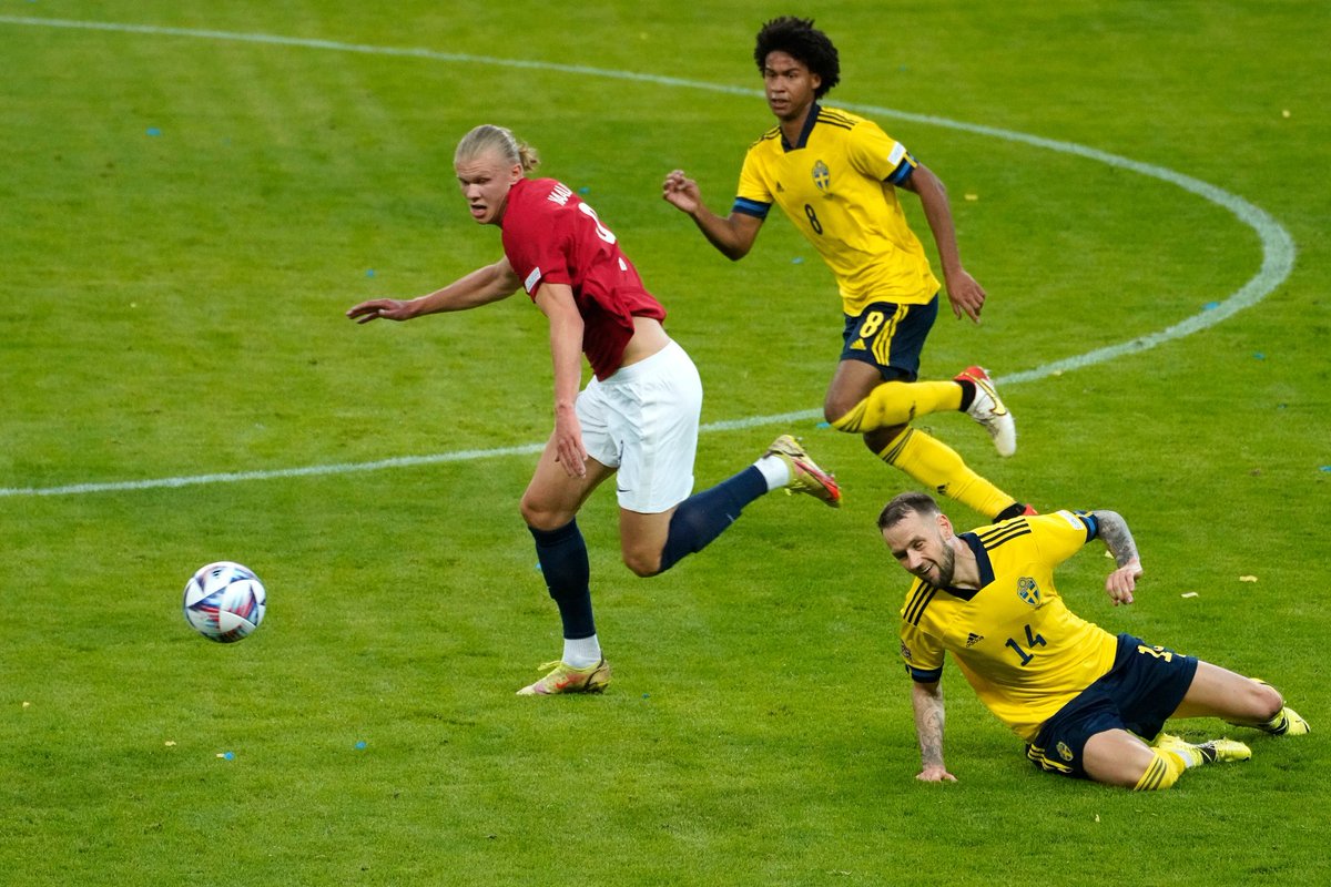 espenstrand's tweet photo. Alexander Milošević (on the grass) to Haaland:
"Whore"
"I'am gonna break both your legs"
A couple of minutes later, he beats him in a dual and scores his second goal past Robin Olsen!😉
Got it all. What a beast💪🇳🇴
#NationsLeague #swenor #avfc🦁 https://t.co/LUzJe9yZ5e